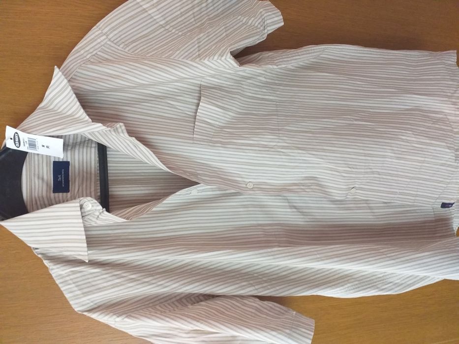 Cămăși noi cu eticheta