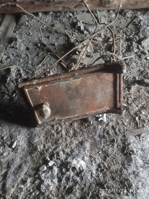 Продам недорого канистру формы дверцу