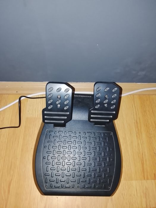 Vând volan de gaming thrustmaster t150
