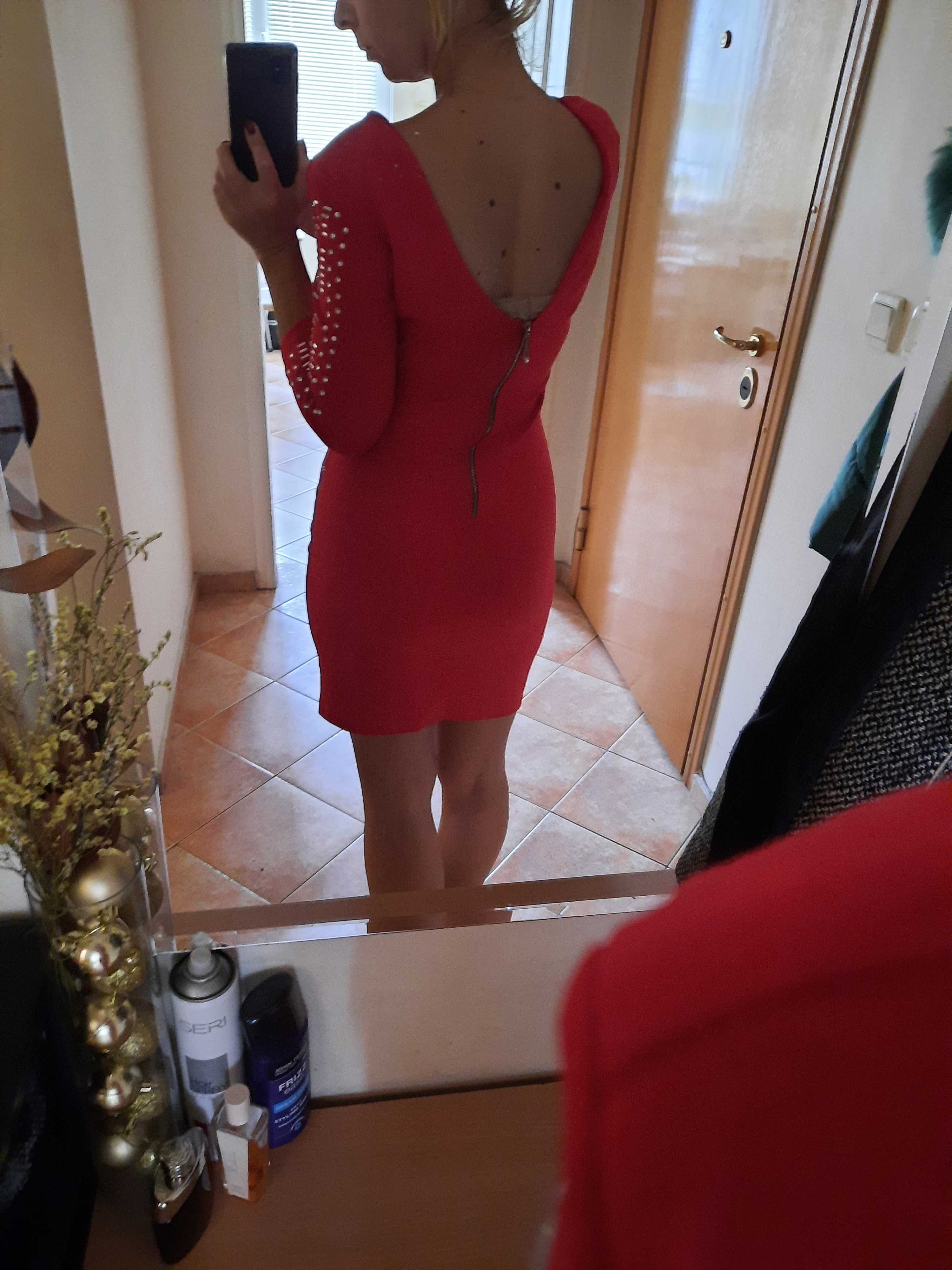 Красива червена рокля с камъчета