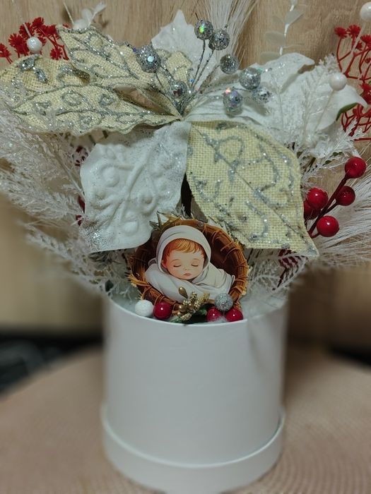 Aranjament Crăciun Premium – Iisus Prunc, decor alb-roșu, cadou deoseb