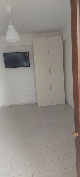 Garsoniera cu curte de inchiriat