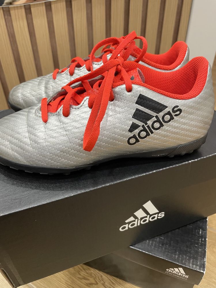 Футболни обувки adidas