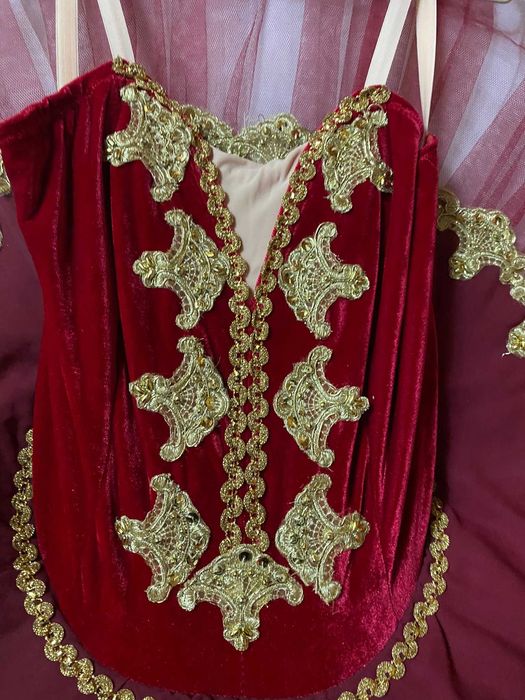 Tutu profesional de balet rosu-burgund cu dantela aurie