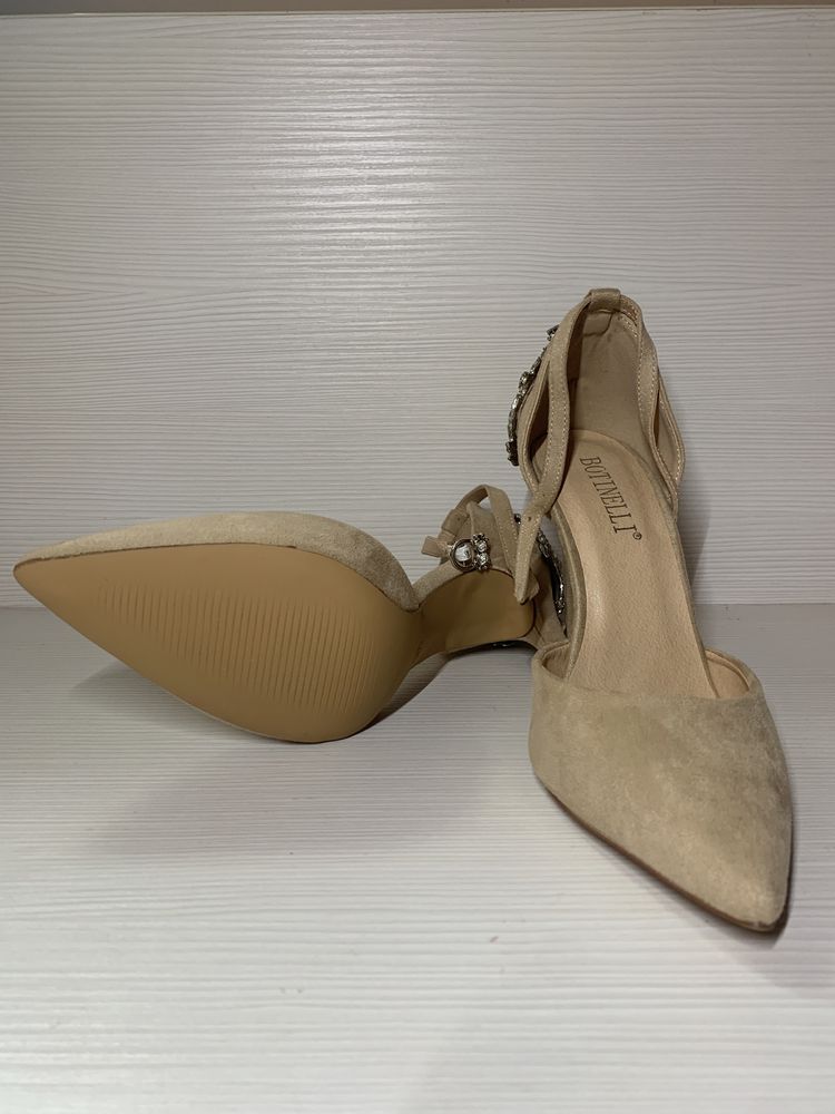 Pantofi beige cu detaliu cu strasuri