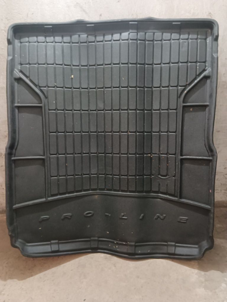 Гумена стелка за багажник Frogum съвместима с VW Passat B6