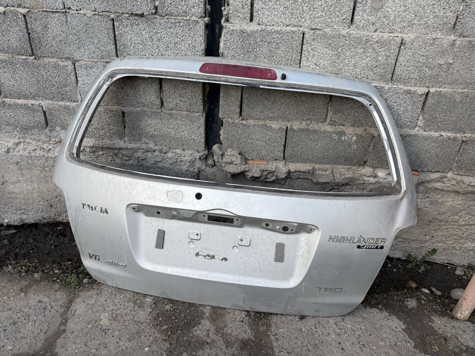 Крышка багажника Хайландер без стекла с повреждениями