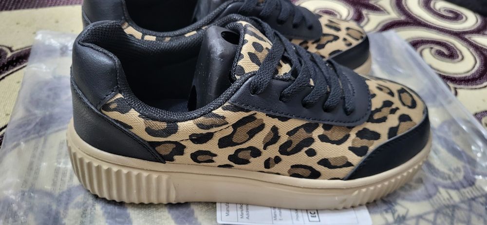 Женские кросовки  по 2500тг