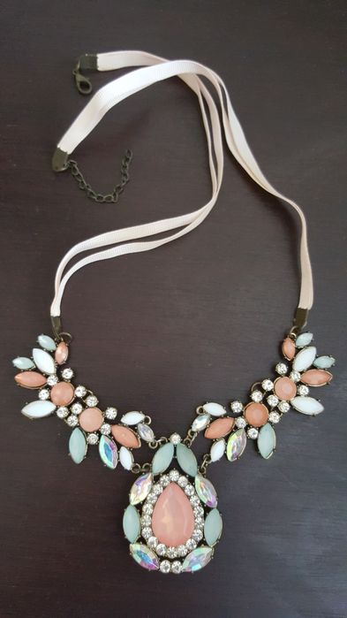 Шикарное ожерелье из розовых перламутровых камней