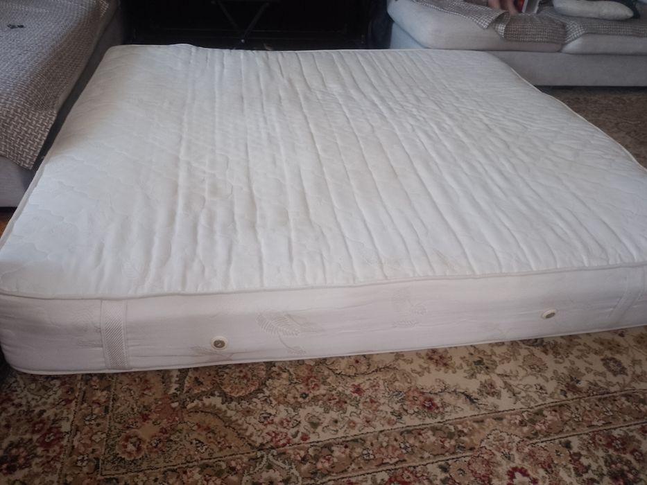 Продам матрас на двуспальную кровать. Размер 1.8*2