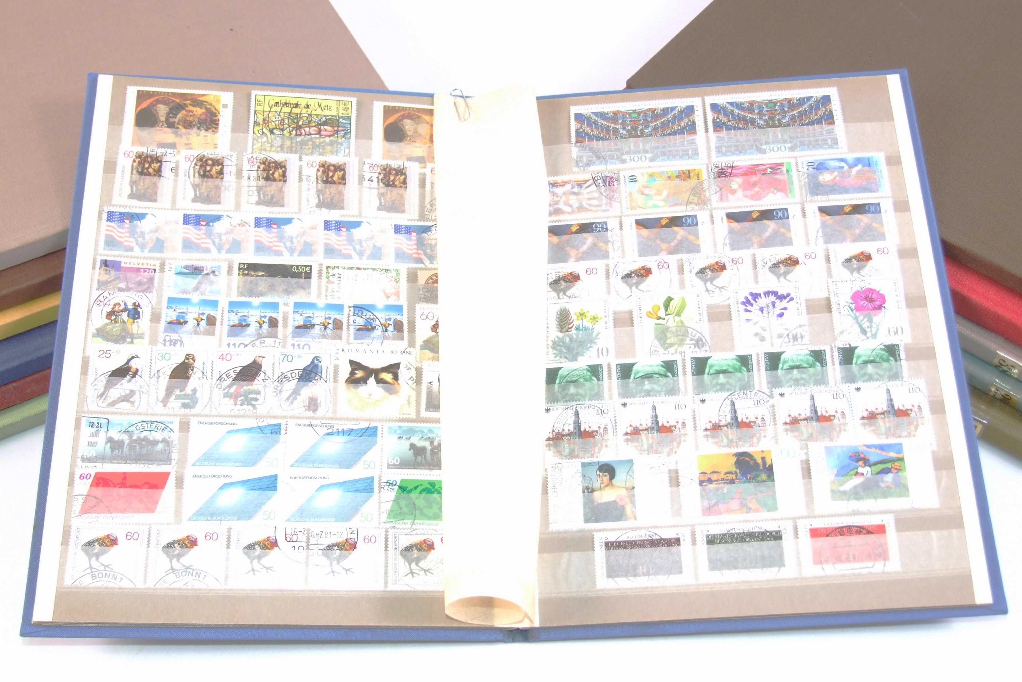 COLECTIE 12 clasoare cu aprox. 800 timbre fiecare, pastrate cu grija