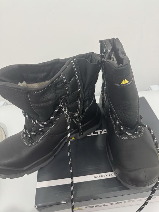 Зимняя спецобувь. Верхняя часть из композита — лёгкая, без металла.