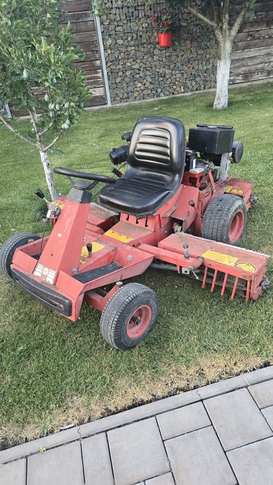 Masina  tractoras profesional tuns gazon iarba