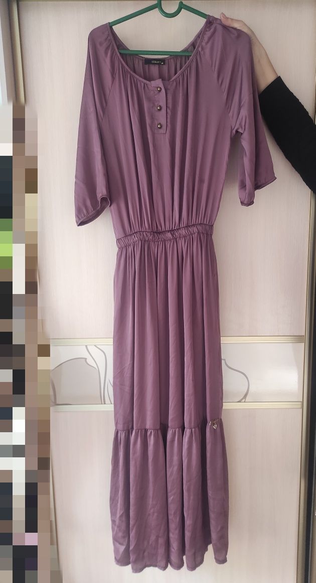 Платье женского темно-розового (или фиолетового) цвета