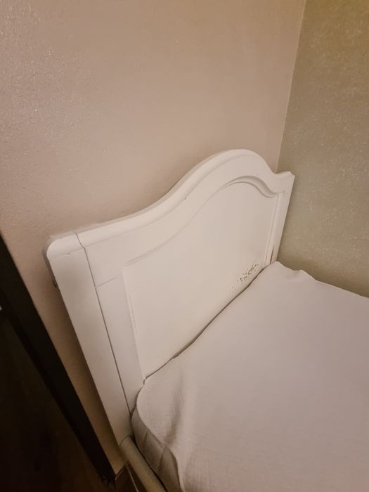 Vând Pat solid cu somieră,dimensiune 200/90 cm