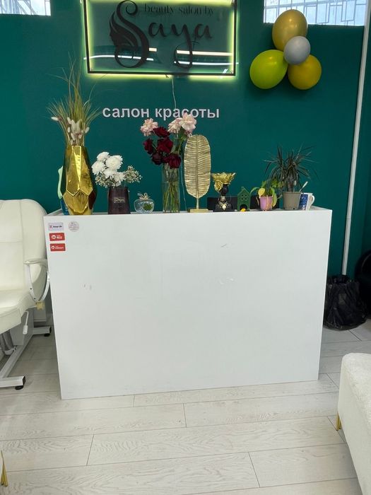 Столик ресепшена