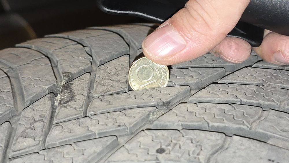 Bridgestone Blizzak LM005 255 45 R19 104V