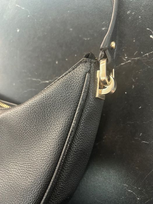 Чанта GUESS актуален модел за рамо