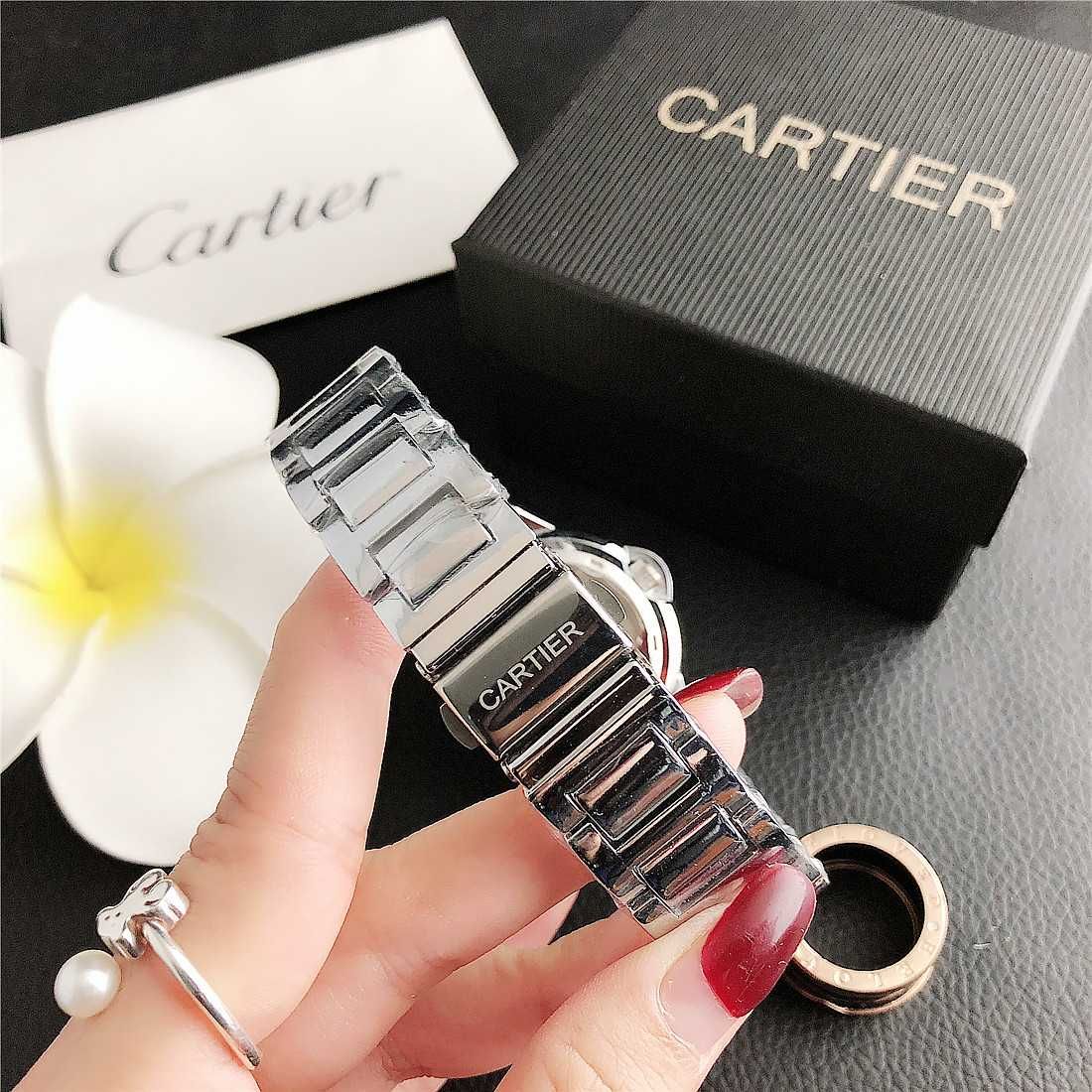 Луксозен дамски ръчен часовник CARTIER. Ръчен водоустойчив часовник.