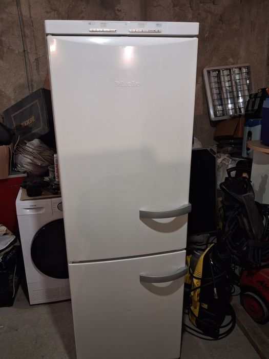 Продавам хладилник/фризер комбиниран на марката Miele. Град Айтос. За