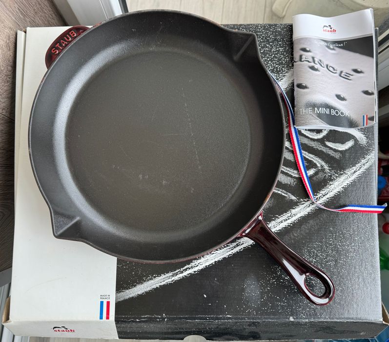 Чугунен тиган  STAUB 30 CM manche fonte
grenadine-sc нов