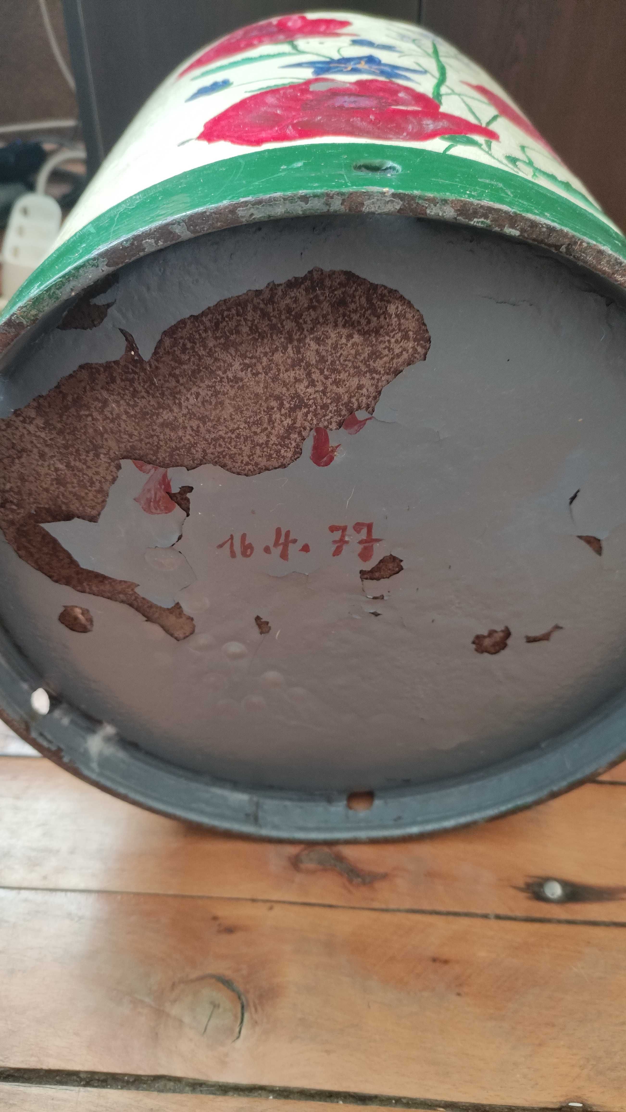 Стар железен гюм за мляко рисуван ръчно