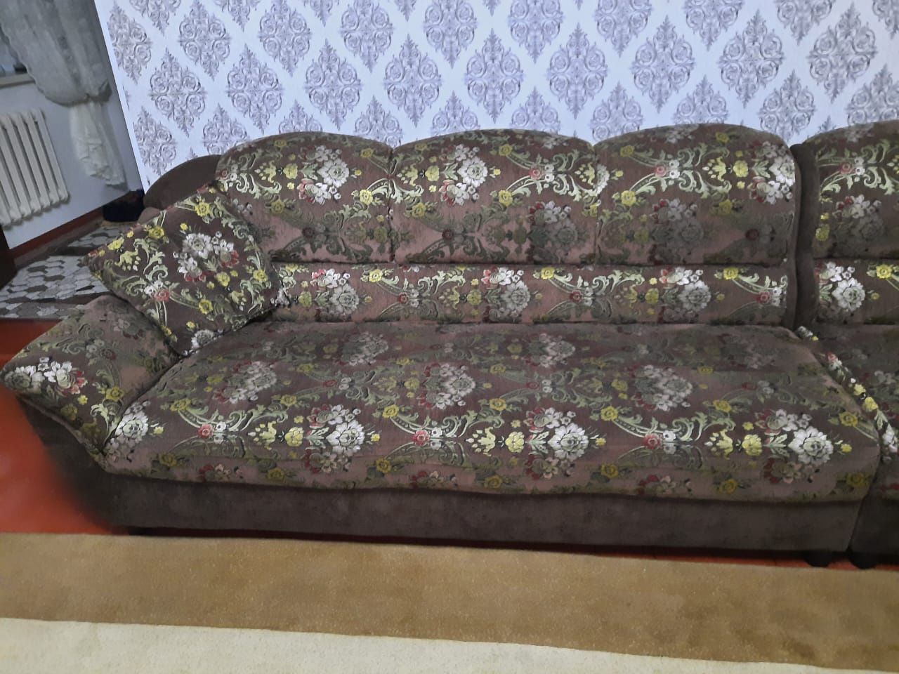 Продается диван. Состояние хорошее.  Размер 4 метра