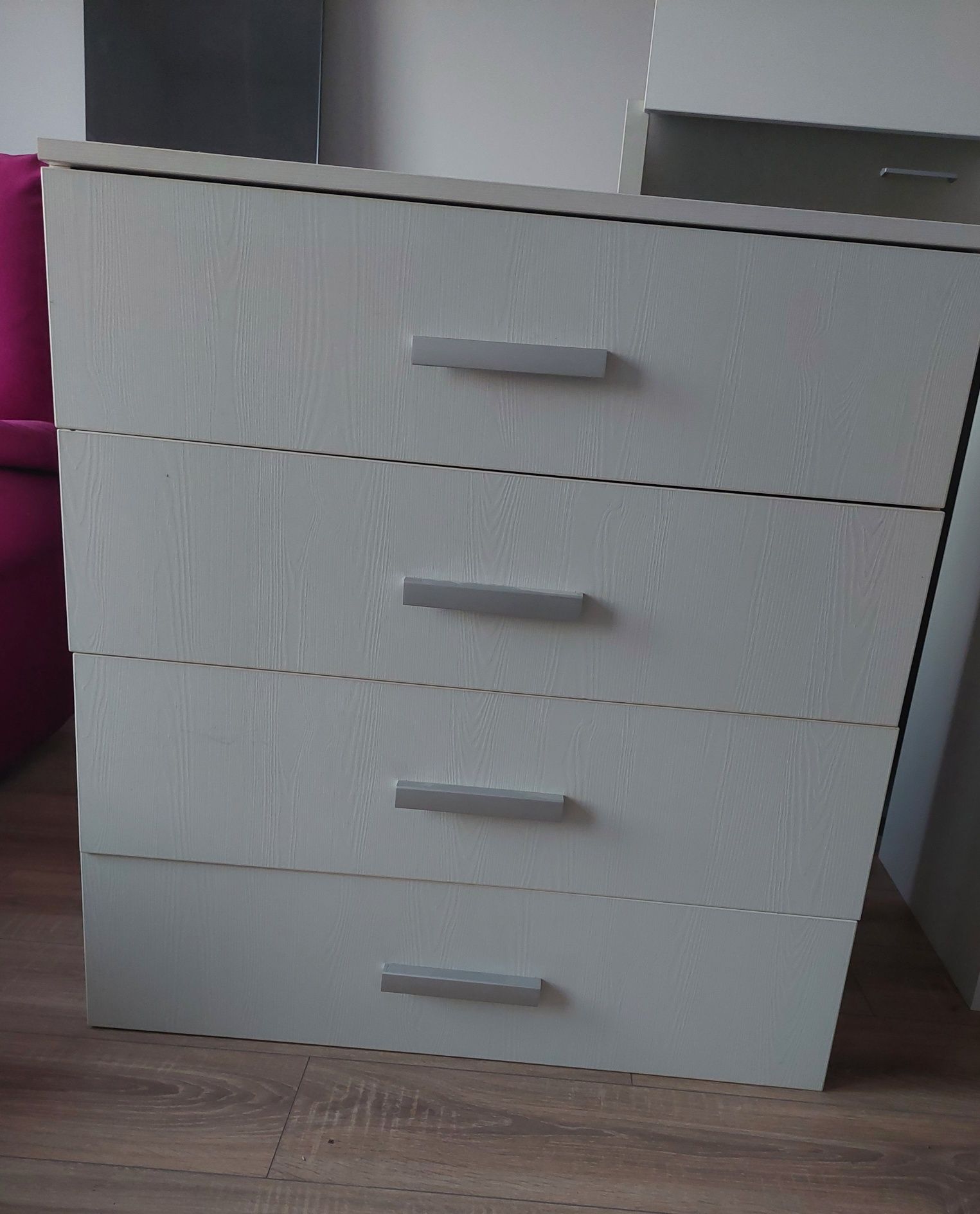 Vând comoda 4 sertare, de culoare alba