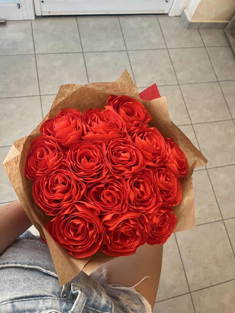 Букети от сатенени рози.