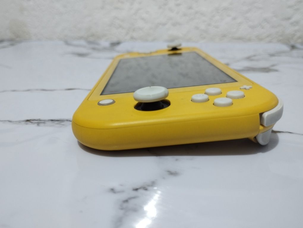 Продаю Nintendo switch lait в отличном состоянии