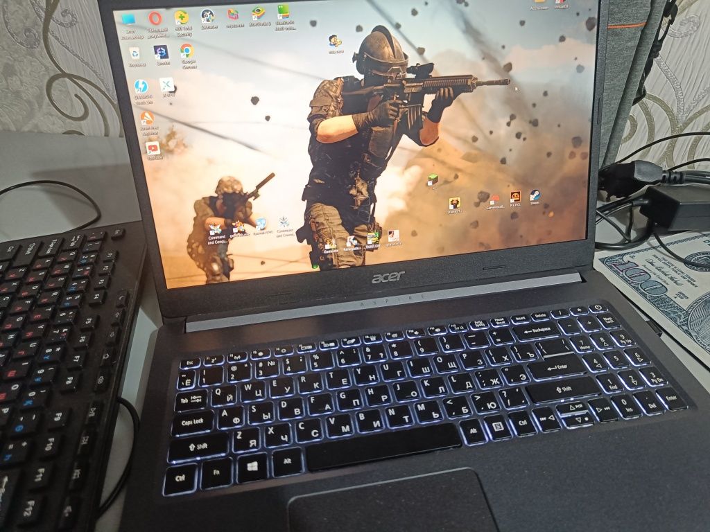 Ноутбук Acer для работы в кайф, и с не плохой игрой можно развлечься.
