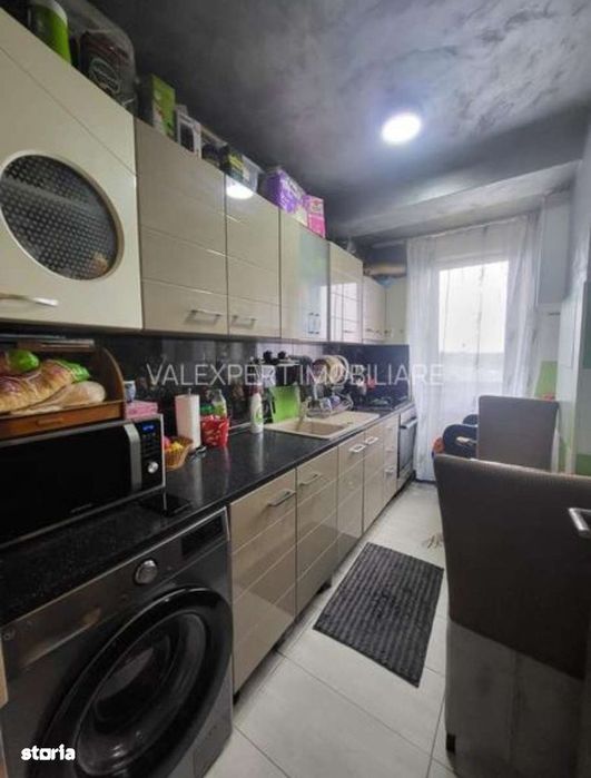 Apartament 2 camere mobilat, decomandat, loc de parcare, bloc cu lift