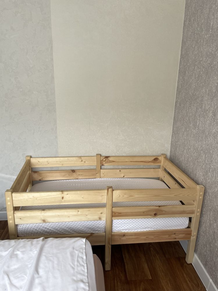 Продам кроватку с матрасом