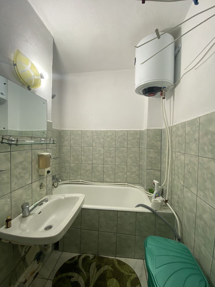 Garsoniera cu debara si garaj de vanzare