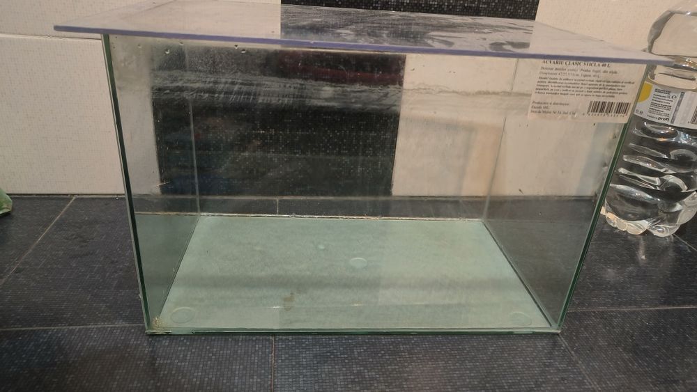 Vând acvariu capacitate 40 litri