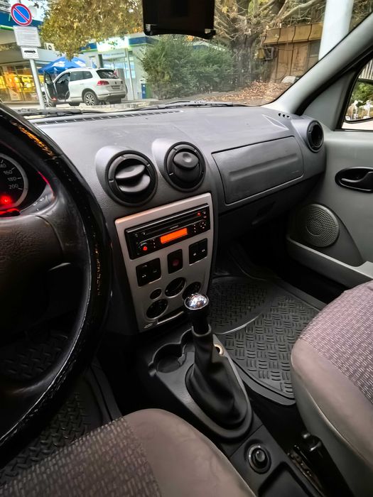 Продавам дачия логан 1,5 дци ,68 коня работеща в движение