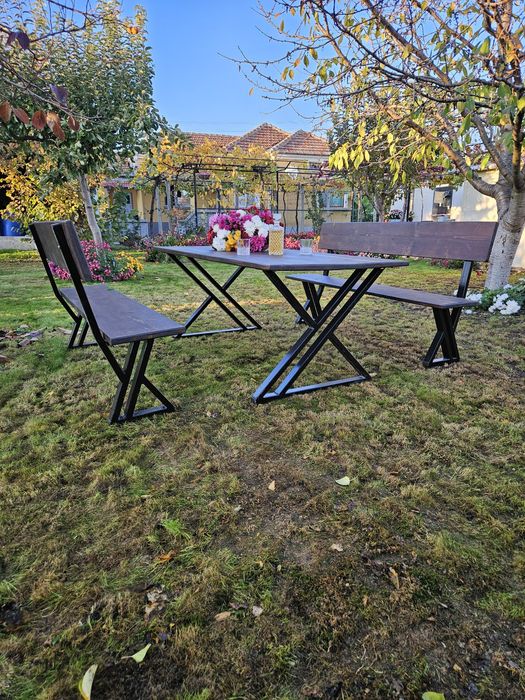 Ръчно изработена масивна маса с две пейки