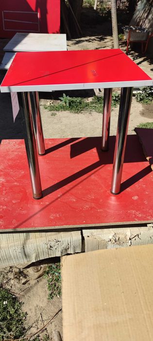 Masa 68x68x74 cm, cu blat gros din PAL si picioare metalice reglabile