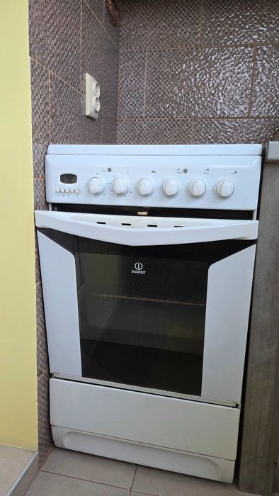 Стояща готварска печка индезит