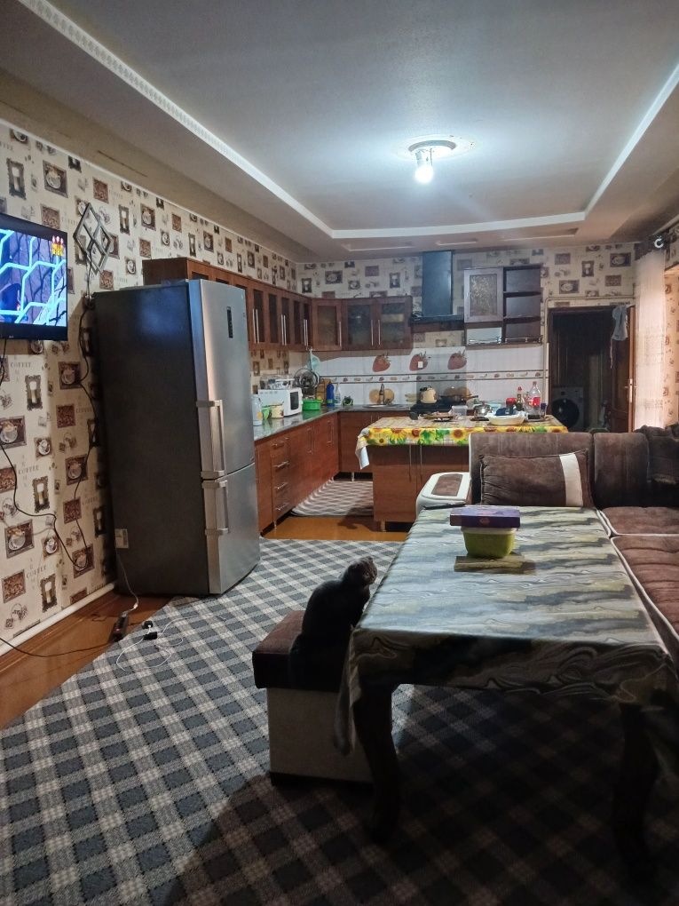 Uy hovli sotiladi.