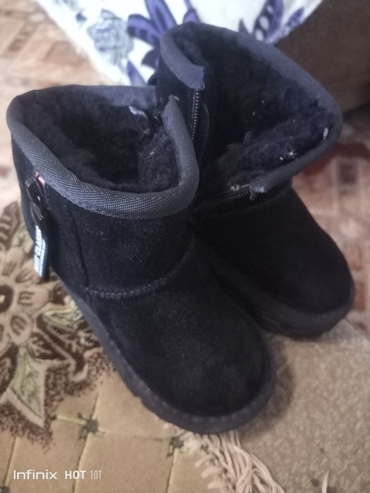 Продам уги на мальчика новые.