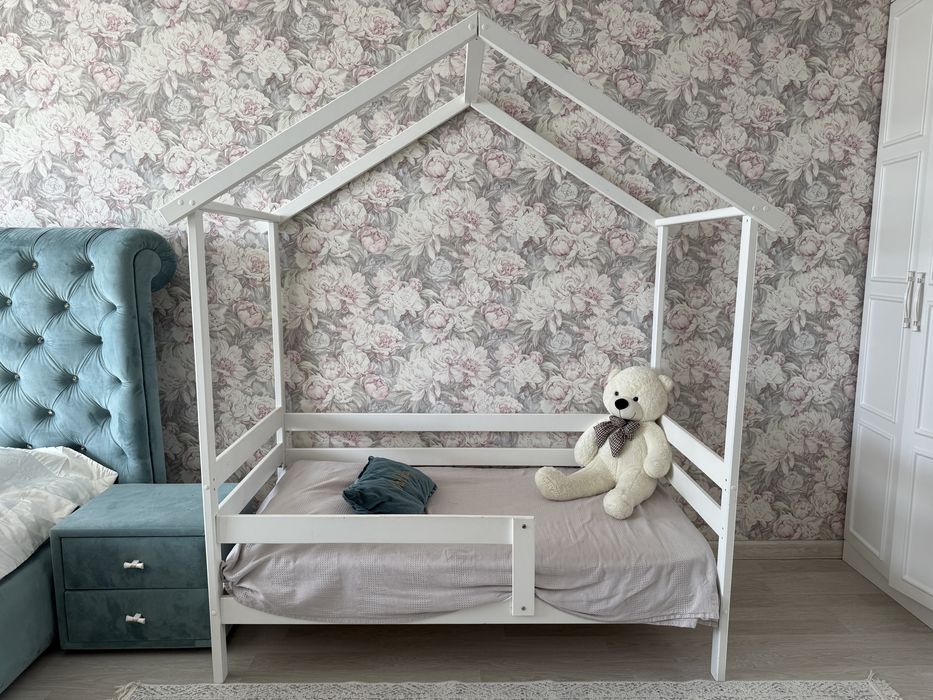 Детская подростковая кровать в виде домика