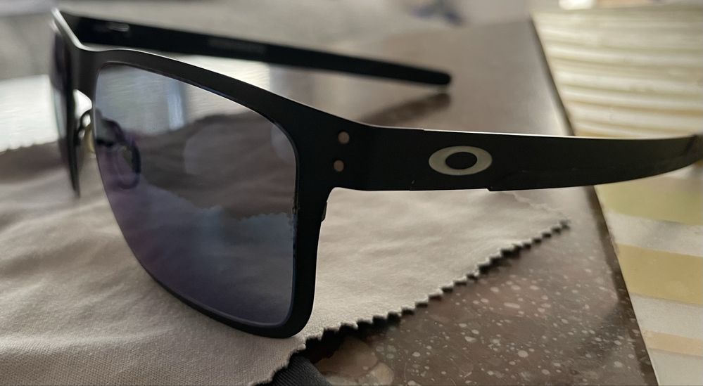 Слънчеви очила Persol PO3152s и Oakley Holbrook Metal