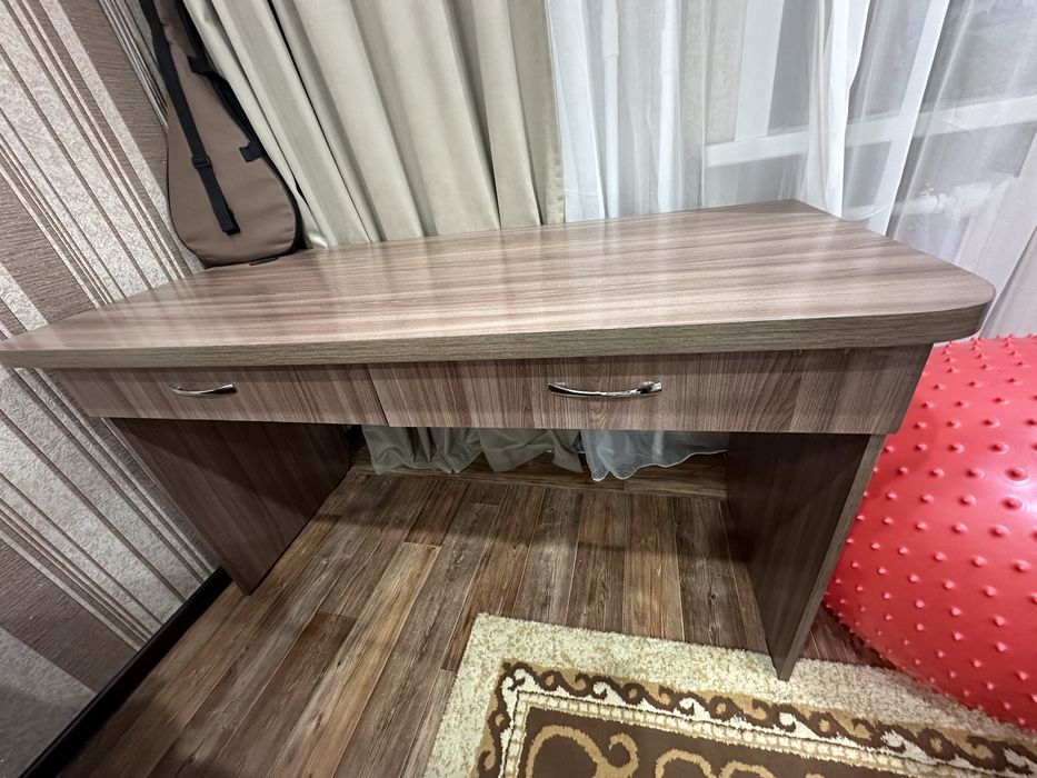 Продам стол компьютерный