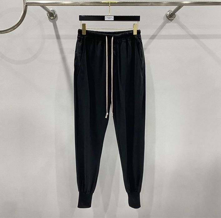 Pantalonii de barbati cu snur negri