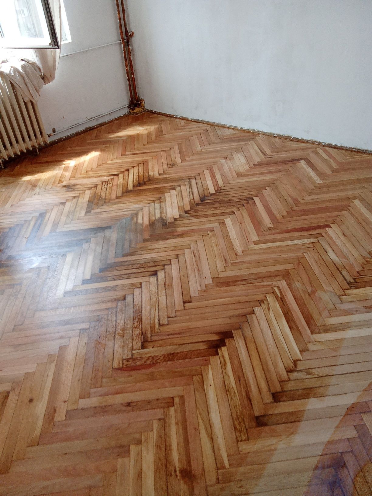 Șlefuiesc parchet vechi și repar