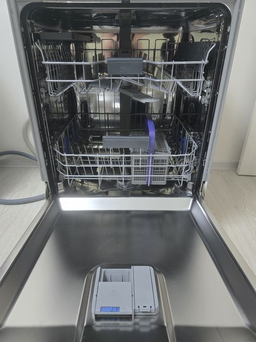 Продам встраеваемую посудомоечную машину