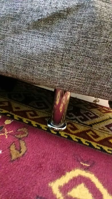 Диван с чехлом и два кресла