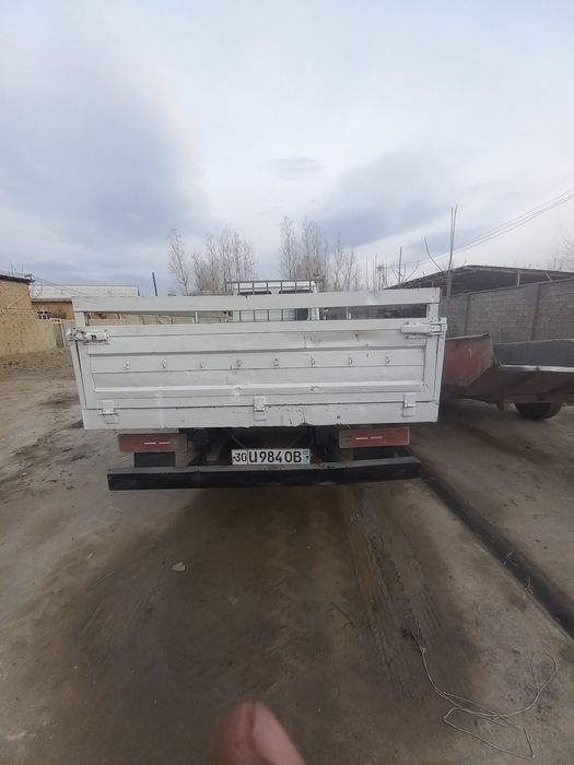 Isuzi otayul yuk moshina