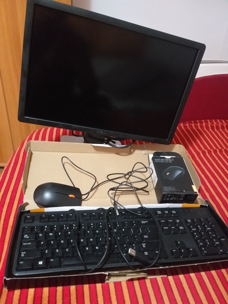 monitor lcd dell plus maus si tastatura in stare foarte buna